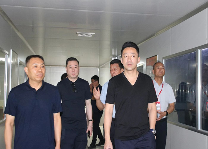 麻六记董事长汪小菲参观丽星酸辣粉产业基地
